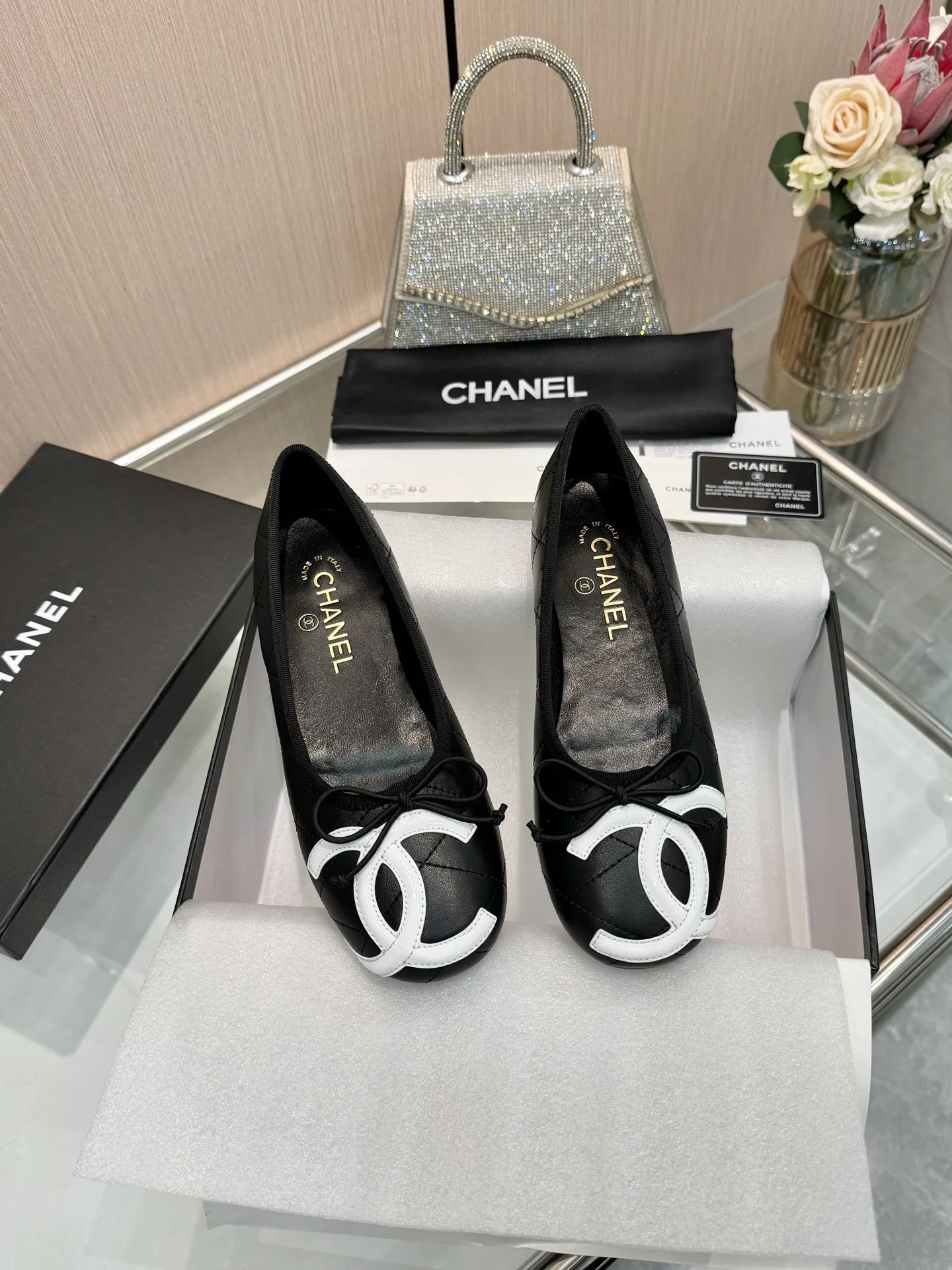 👟👟Ex-factory price 500👟👟 | ²⁰²5 𝐬𝐬 🤍🤎𝐂𝐇𝐀𝐍𝐄𝐋Chanel 26A catwalk style handmade Mary Jane women's shoes. Ballet shoes are so amazing, the bow pattern is so cute! Even if I don’t wear flat shoes, I can’t resist the temptation! The second recommended pair of Chanel logo women's shoes has great texture and is versatile. It is made of lambskin and has an original two-color outsole. Size: 35-40 (41 can be customized and cannot be returned or exchanged)